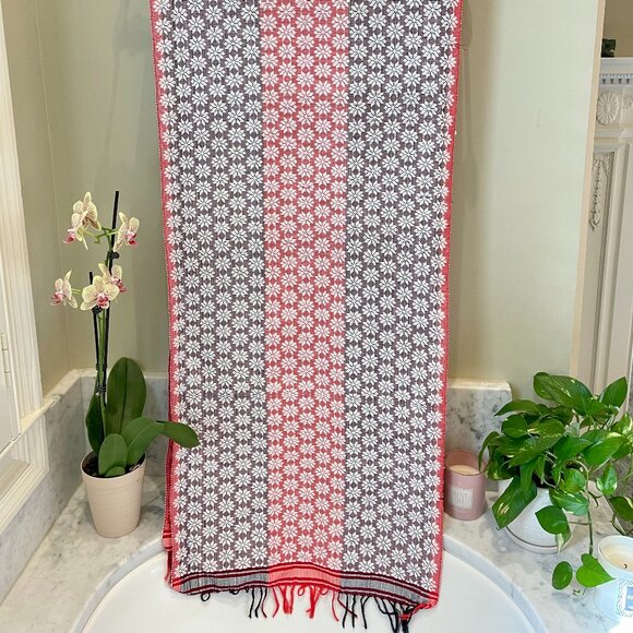 Inabel bed or table runner, Burgundy/ red from the Philippines - Picture 5 of 5